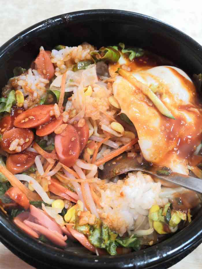 打分    /人 吃的火腿肠石锅拌饭,味道挺不错的,店里生意很好,空间有