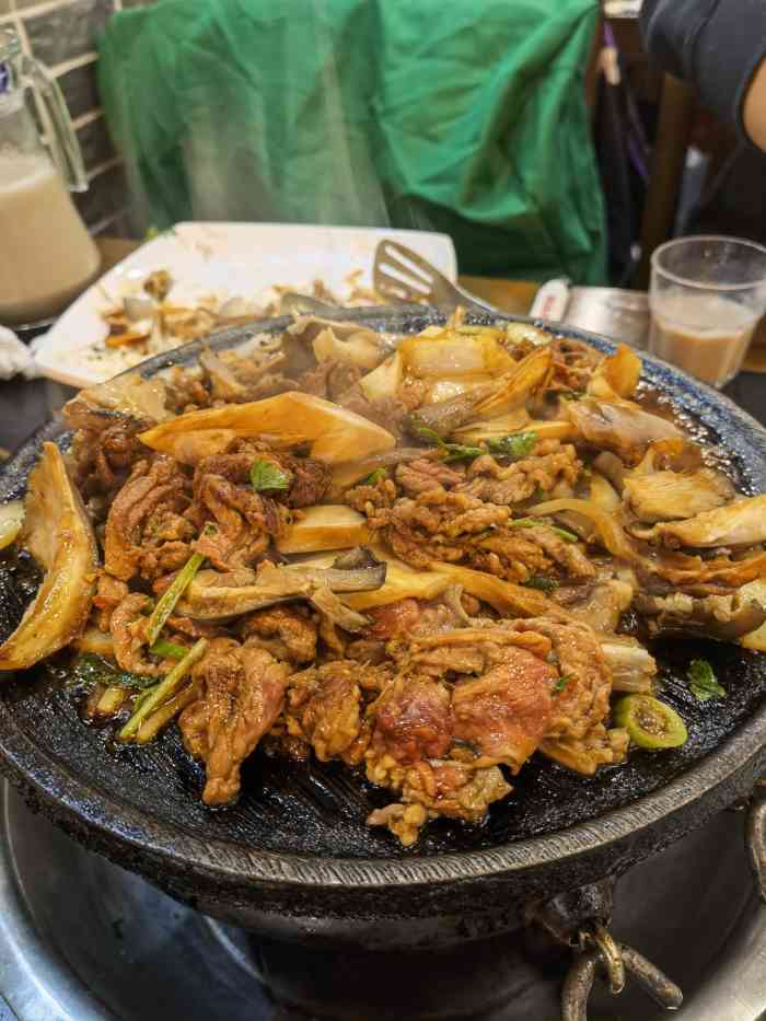 烤肉刘(虎坊桥店)-"厚实的肉片与铁板接触的刹那,迸裂出激情的.