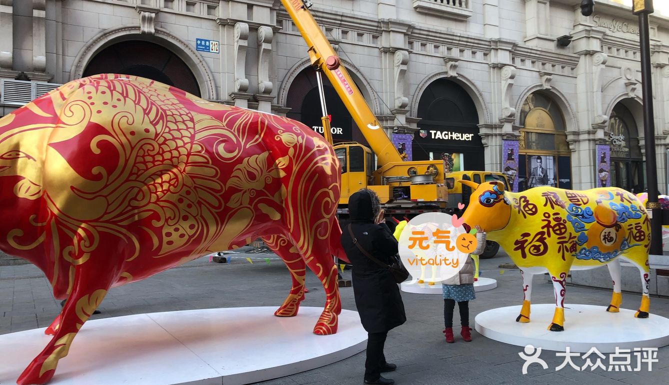 沈阳中街网红彩牛_涂鸦牛雕塑