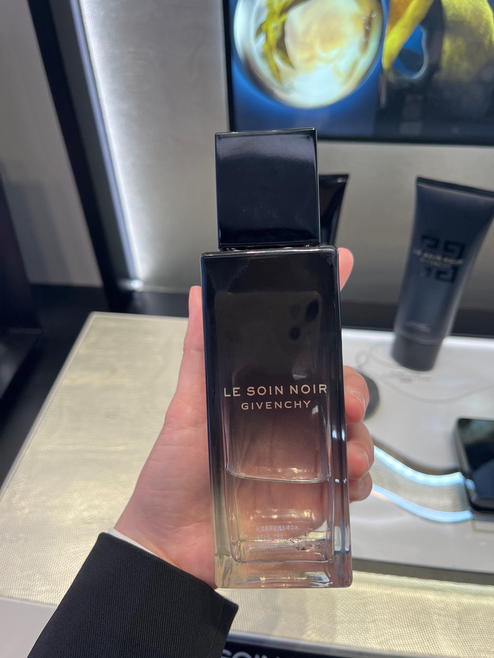 纪梵希黑能臻萃精华水