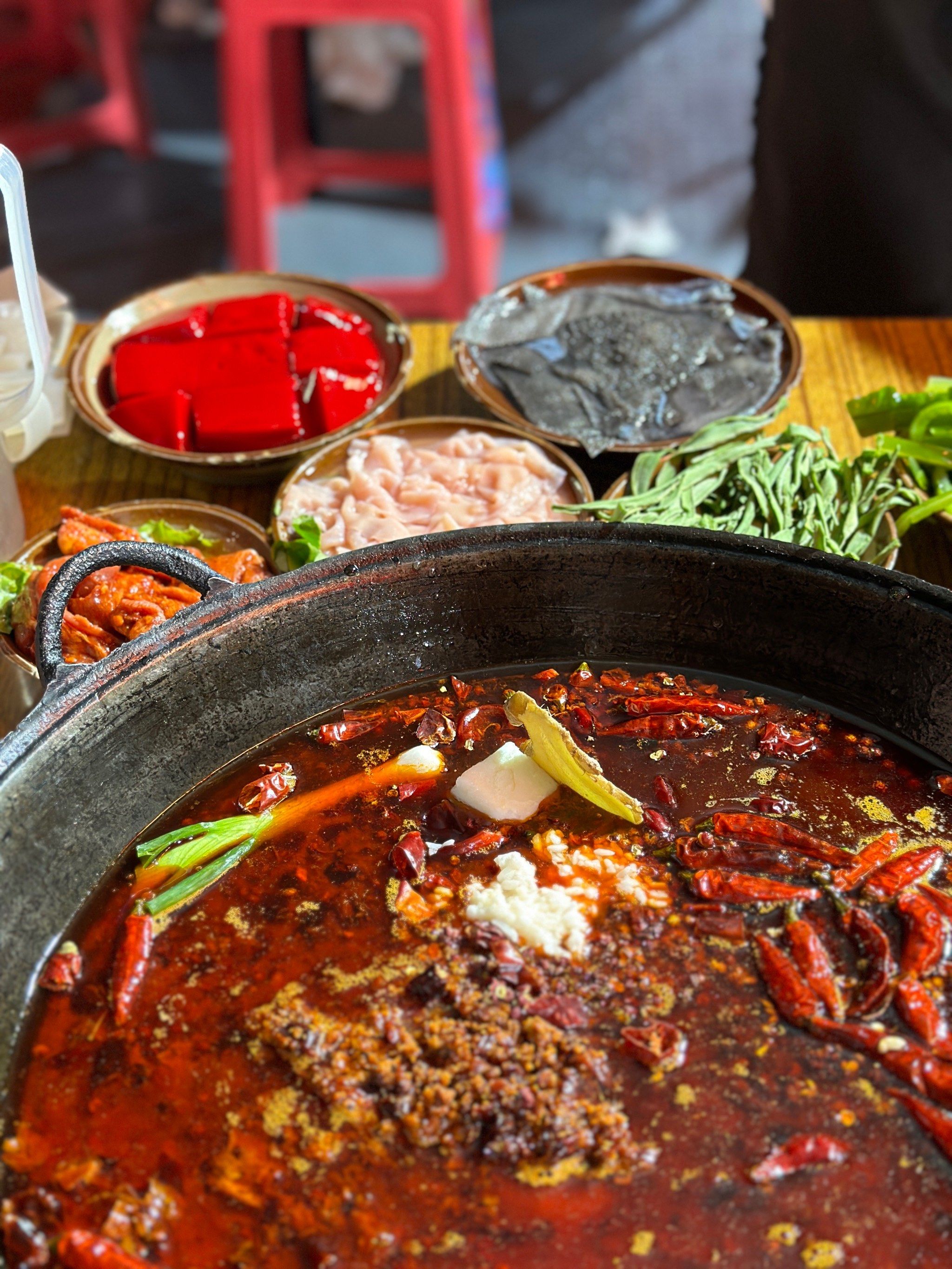 在重庆街边排了三小时就为了吃这家火锅