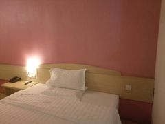 -7天连锁酒店(上海徐家汇龙华路地铁站店)