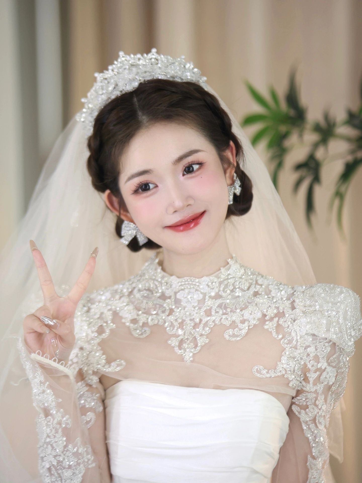 搭配新娘甜甜笑容恰到好处～\\n➿\\n两侧编发造型发型层次感分明
