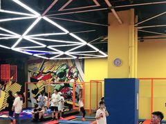 -爱蹦iBOON蹦床运动馆(江汉店)
