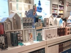 -名创优品(北京新中关购物中心地铁层店)
