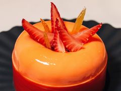 葡萄柚草莓萨伐仑松饼-潮一不贰·法式甜品·生日蛋糕·西式简餐(外滩店)