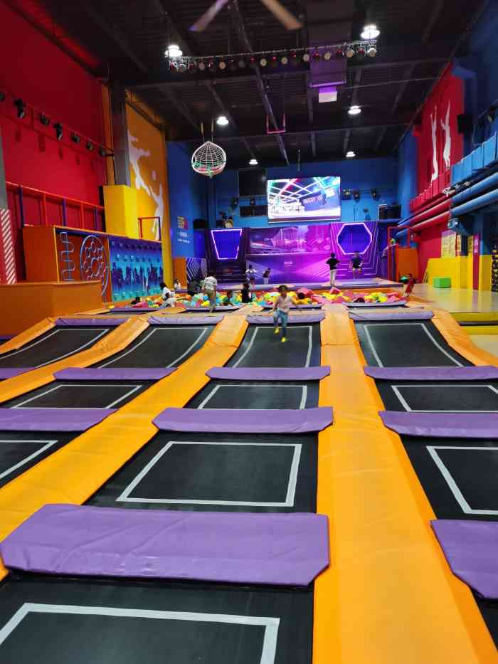 多乐岛蹦床公园(梓康路店)