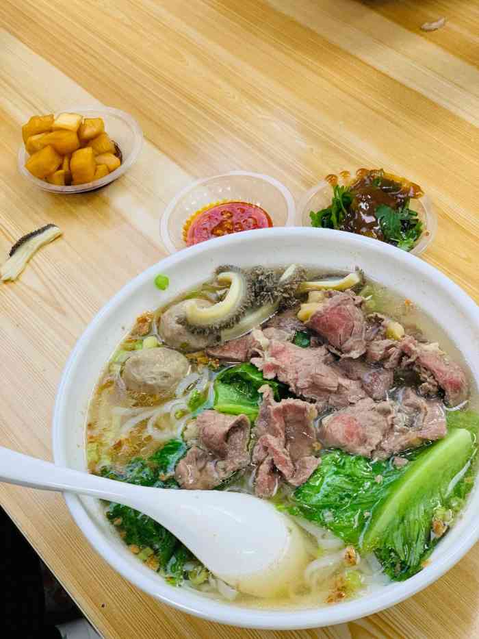 双拼牛肉粉双拼选的牛肉和牛丸另外加一份吊龙一碗粉吃出了丰盛的感觉