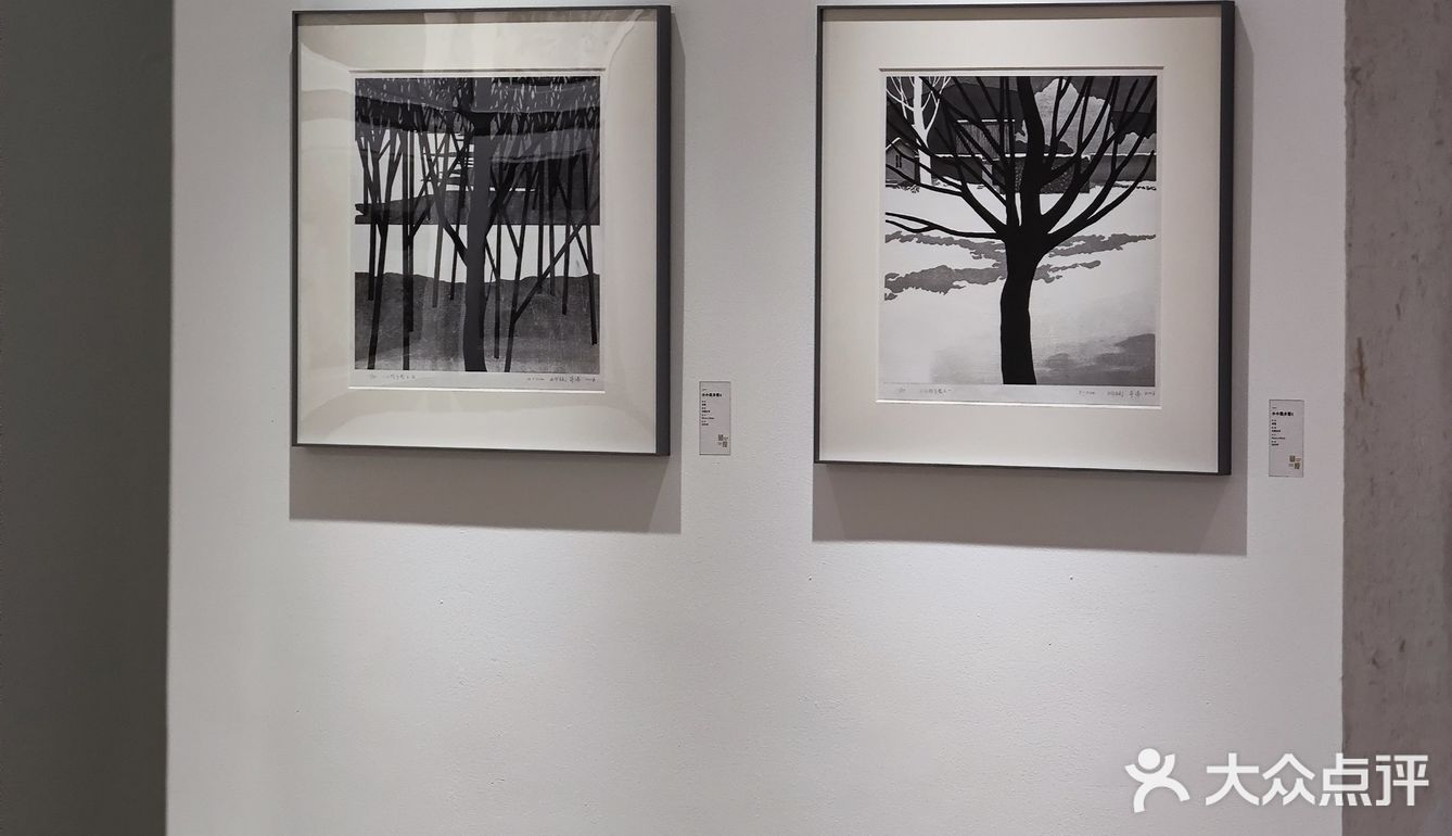 复古风油画展中的咖啡店