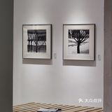 复古风油画展中的咖啡店