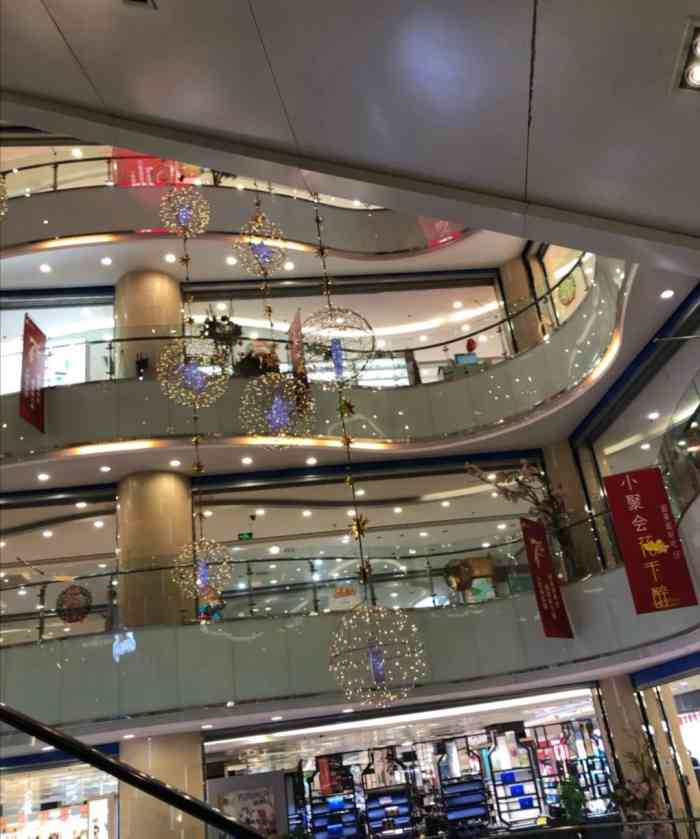 大概是因为百家湖商圈的原因吧,这边人流量很少,商场很是冷清,不过