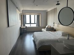 -欧辰国际酒店(重庆欢乐谷轻轨站店)