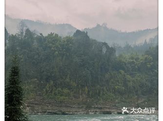雨城真的像副泼墨的山水画