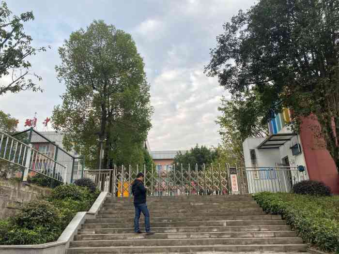 珊瑚中铁小学"又是一年开学季,同学们都准时来到学校,准.