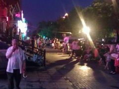 这门前人山人海，都是排队的-通乐簋街小龙虾(老店)