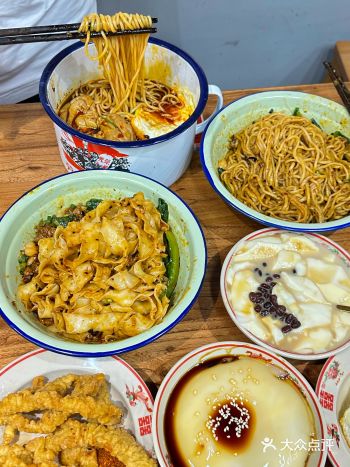 广州果然是小破店好吃……人均10r无限续面！
