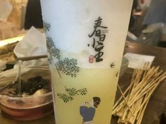 店旁边的茶颜悦色-盟重烧烤(东瓜山创始店)