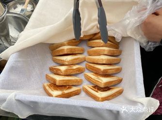 这是我在等洪崖洞亮灯的时候，在桥上看到有人摆摊