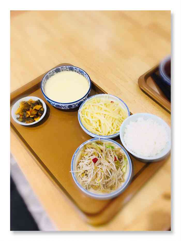 鸿喜饭堂(天目店)-"晚上下大雨,赶在打烊前点了外卖.鸿喜饭.