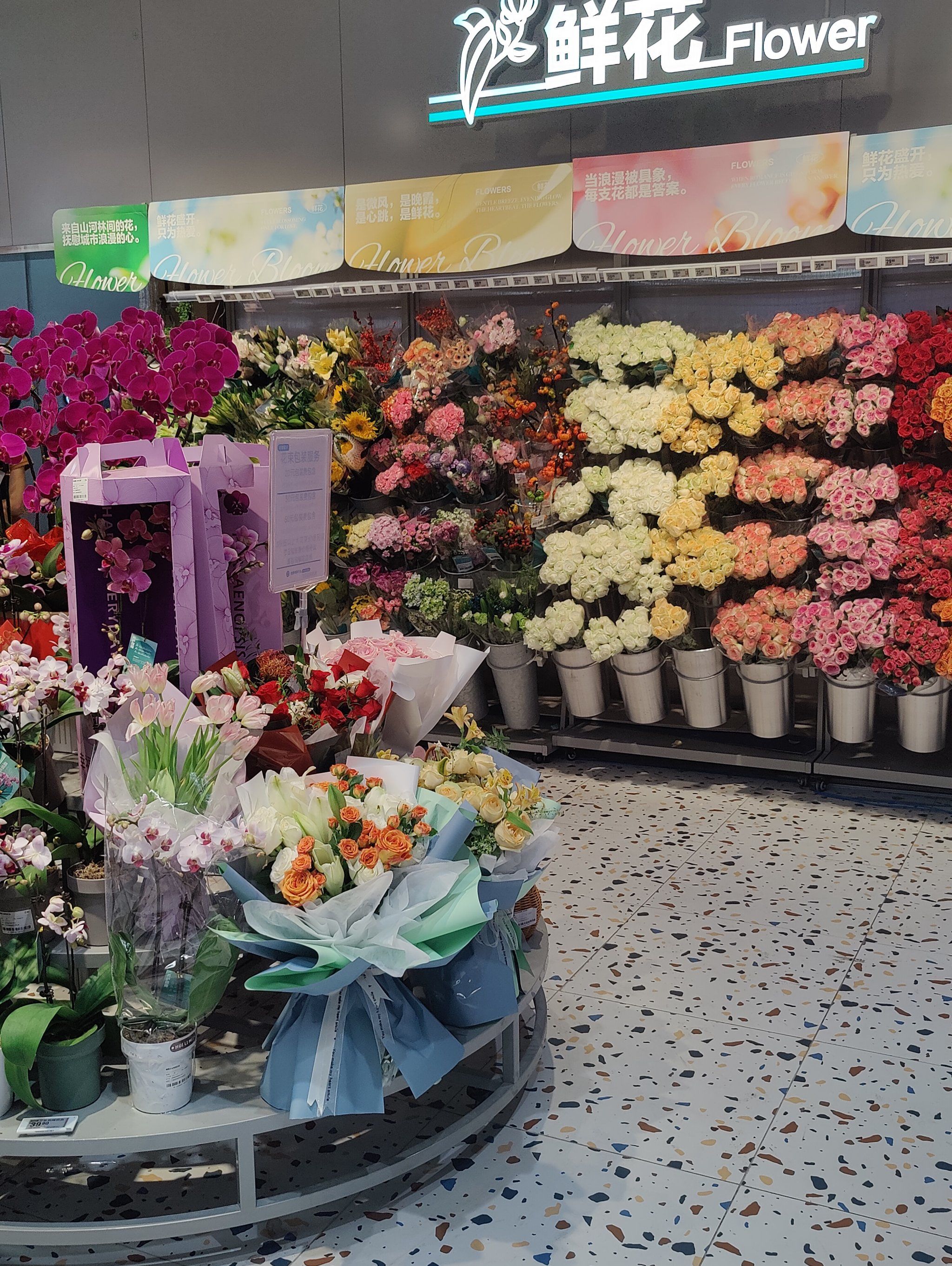 进门口就是鲜花售卖区
看着心情都好
