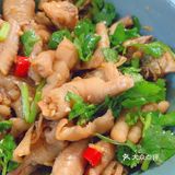 某位童鞋手工制作的凉拌鸡爪，手动点赞 看看这个色泽是