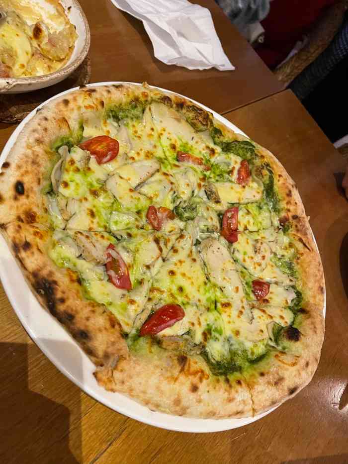 青酱披萨很有特色,芝士味不是很浓,所以不会腻.土豆泥中规中矩.