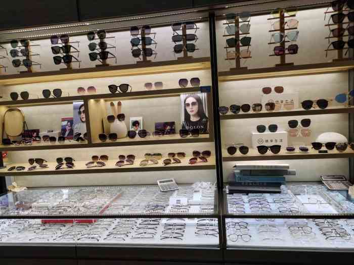 都知道潘家园眼镜城的眼镜便宜在北京很有名之前下了车都往右手边走