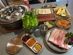 -围炉肉舍•炭烤活鳗•丹东海鲜烤肉(步行街店)