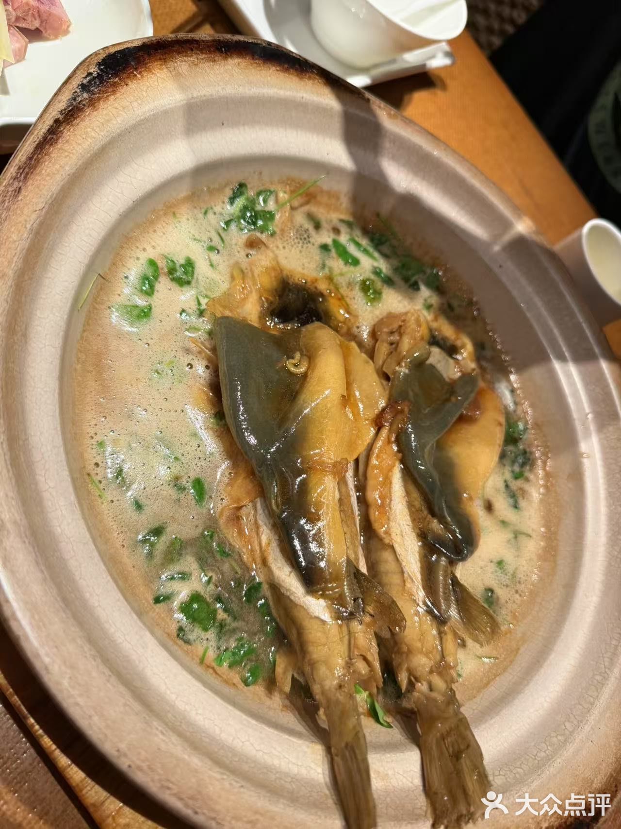 服务人员会拿着活的河豚提供拍照服务