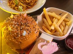辣味鸡肉汉堡配薯条-FUTURE BAR(岭南天地店)