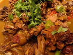 溜达鸡炖蘑菇粉条-那家老院子东北菜·饺子·小鸡炖蘑菇(艳华街店)