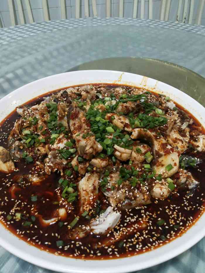 蔡胖子鱼庄-"停车方便,可以停到对面的政府楼门前的坝子.