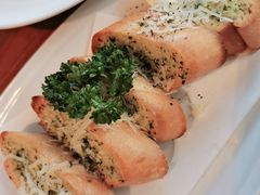 -Chom Cafe and Restaurant