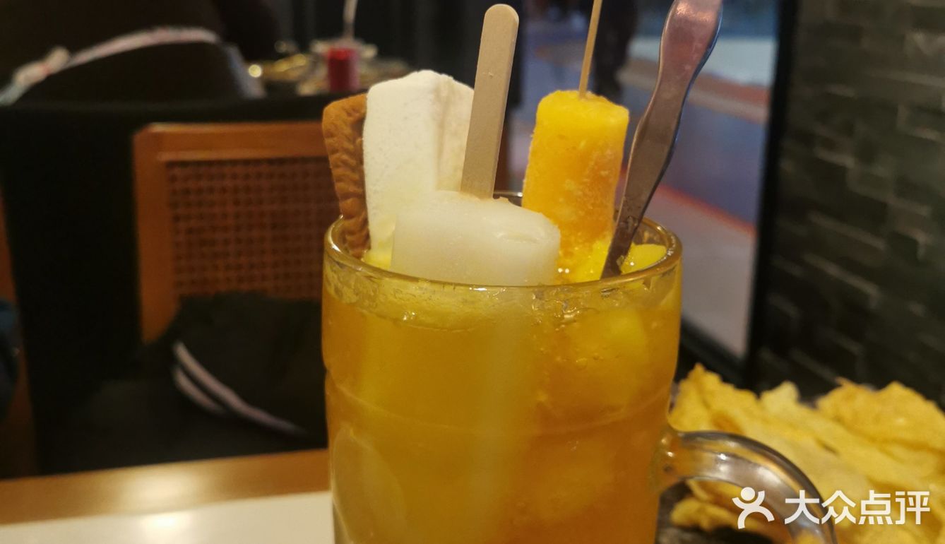 桌与桌之间有一定的空间。菜品