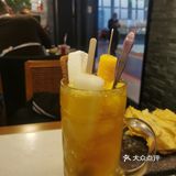 桌与桌之间有一定的空间。菜品
