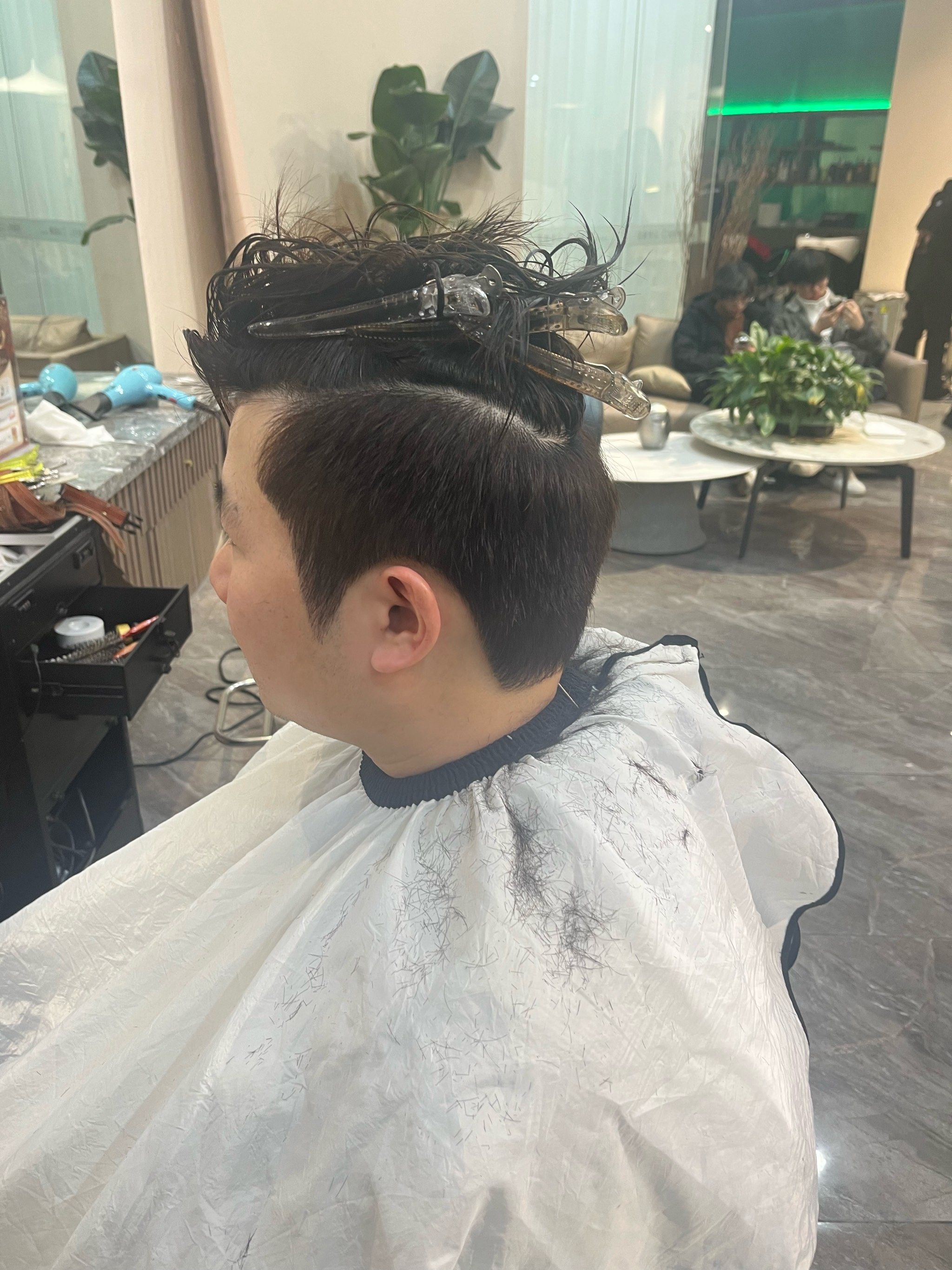 男发适合的鬓角长度