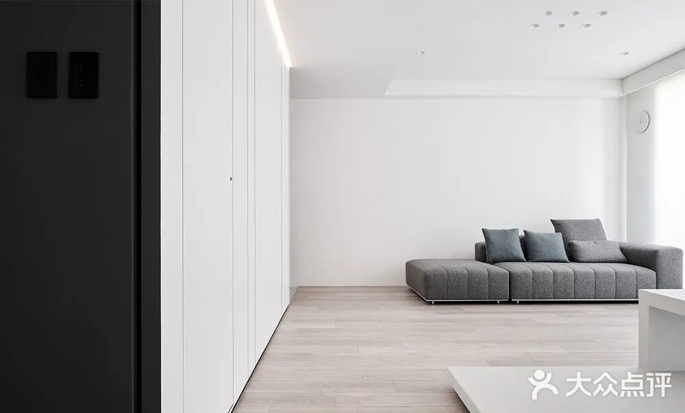 仅需要一间卧室，所以设计师在格局上做了很大改变