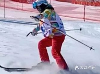 亲子运动的好去处，宝贝们在这里滑雪好可爱哟