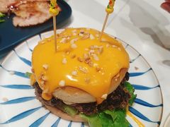 瀑布芝士牛肉汉堡-玩味工厂·东南亚特色餐厅(太古里店)