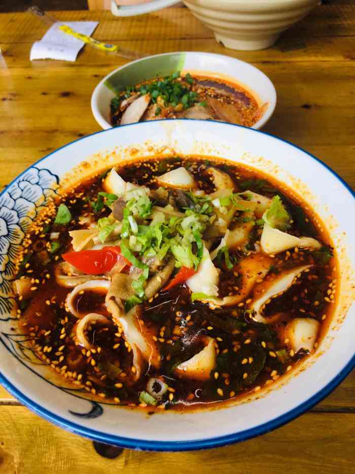 打分 鸡杂刀削面味道还是蛮好的,就是服务极度差