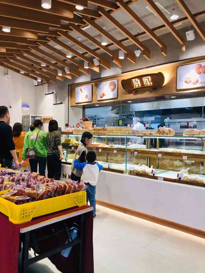 詹记桃酥(安庆吾悦店)-"位置在吾悦广场一楼的门口,每次去都有人排.