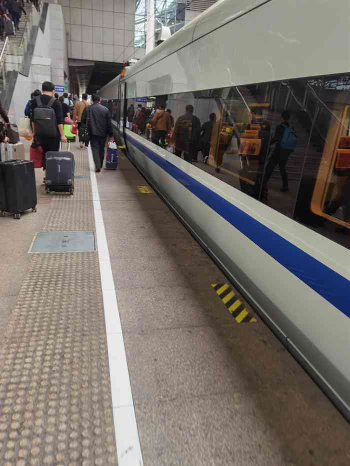 上海火车站-"其实是点评车站门口的卖伞人,大雨天,太需.