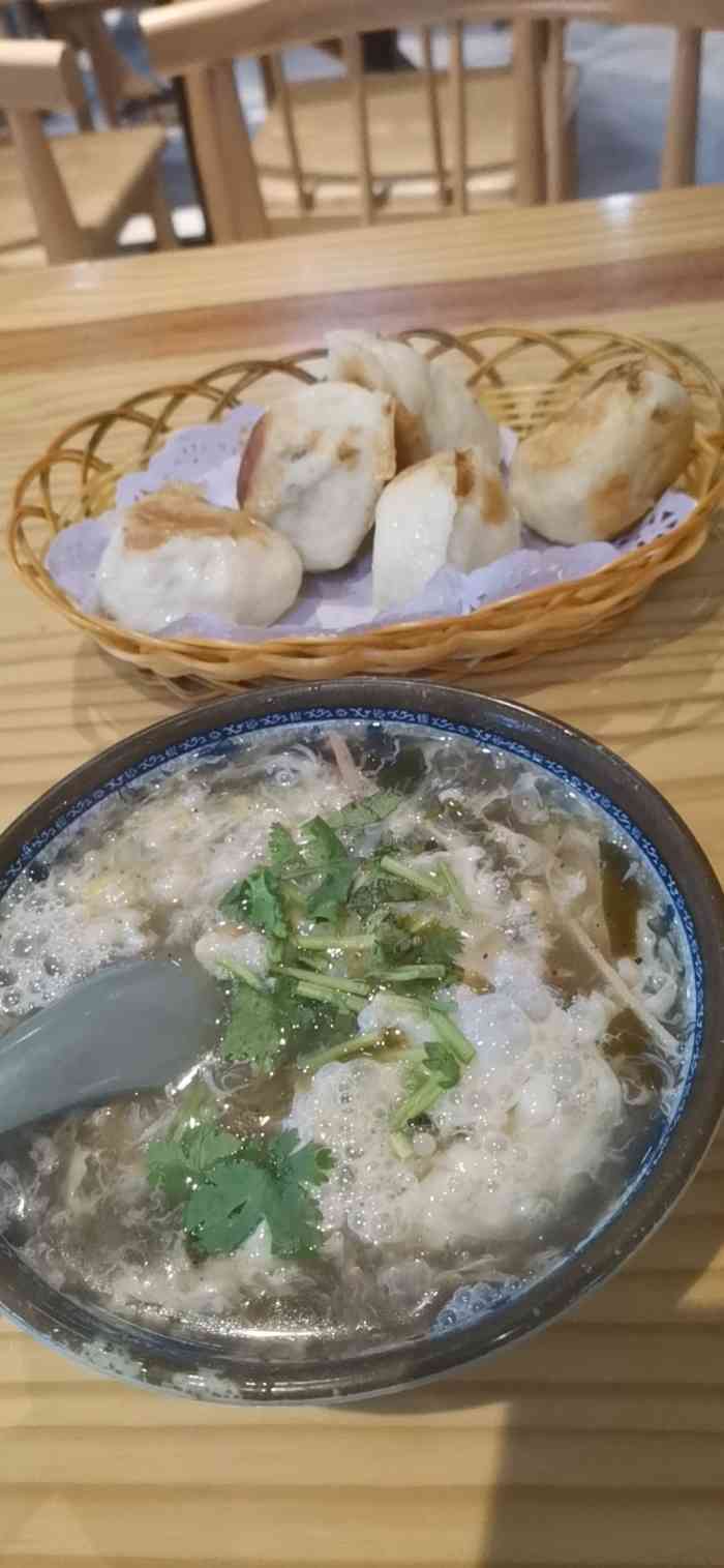 打分    /人 居然在这里找到了煎包和sa汤,老家的味道.