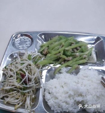 南区吃的多，北区MM多，欢迎观临竹园食堂，三楼土豆一