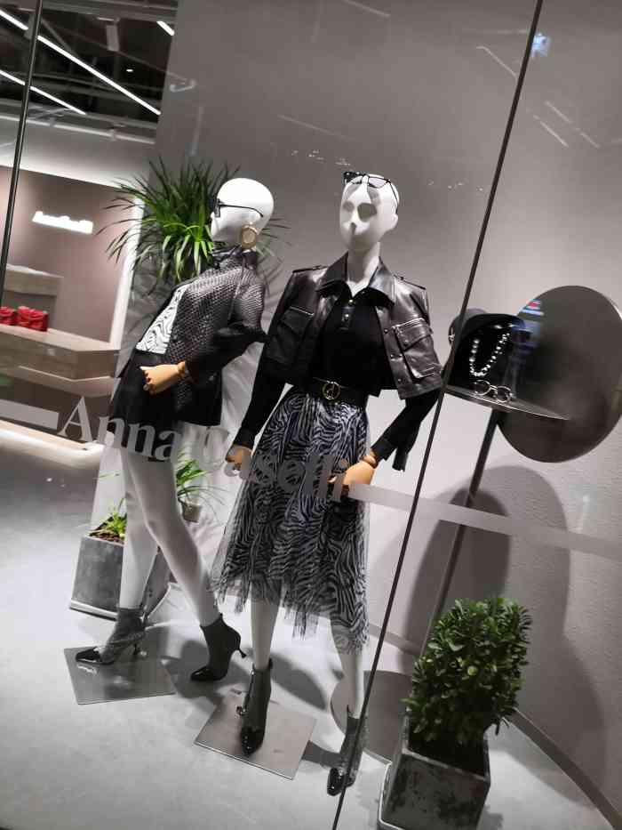annacaselli(银泰in99店)-"衣服都很好看,就是自己身材不好有的穿不了
