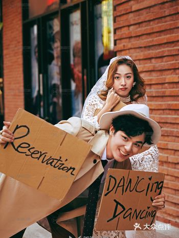 摆脱了厚重的婚纱，轻装上阵