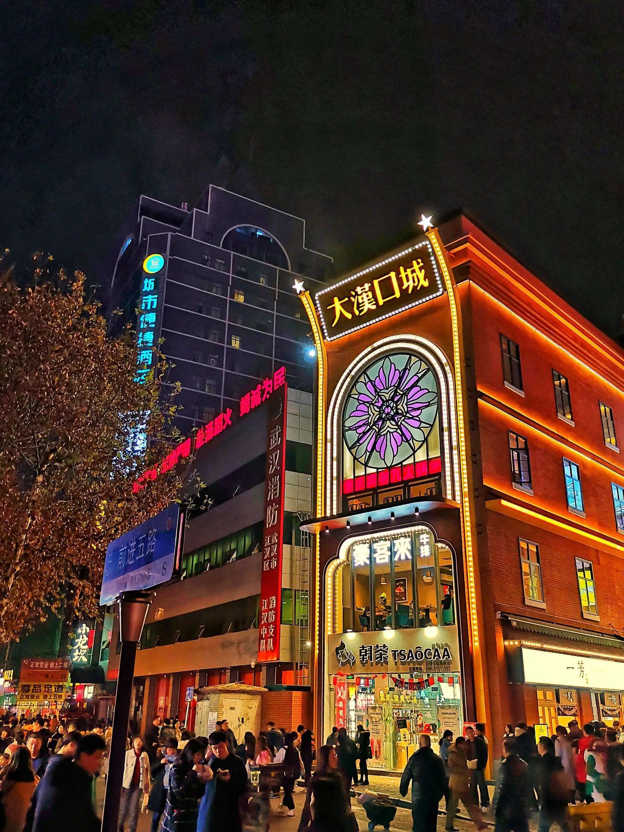 全长1600米,是武汉最著名的百年商业老街之一