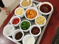 制作沾水的调料-朝伟清真铜瓢牛肉馆(三十年老·店)