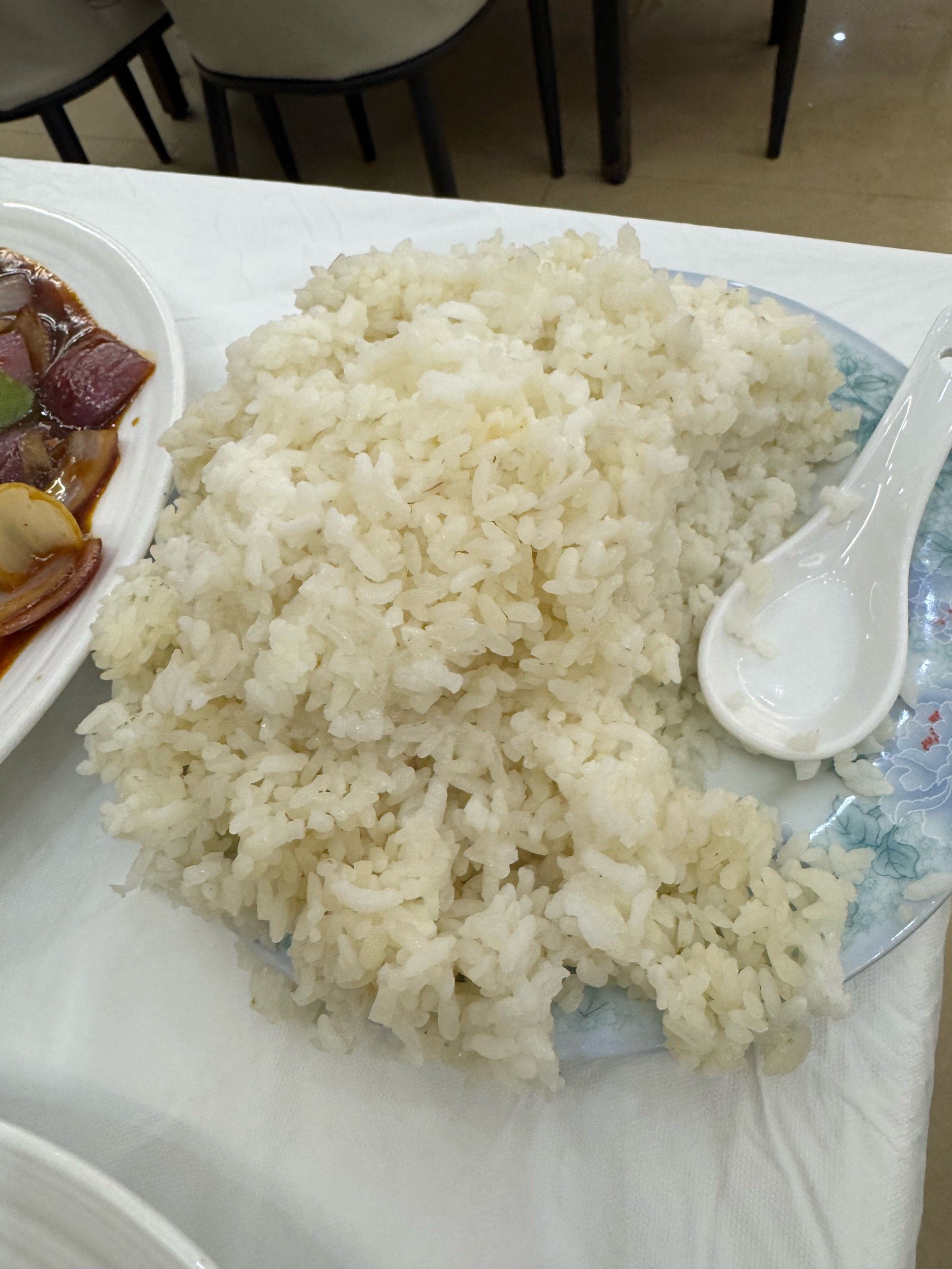 海鲜不新鲜 米饭是陈米吃起来黏糊糊的