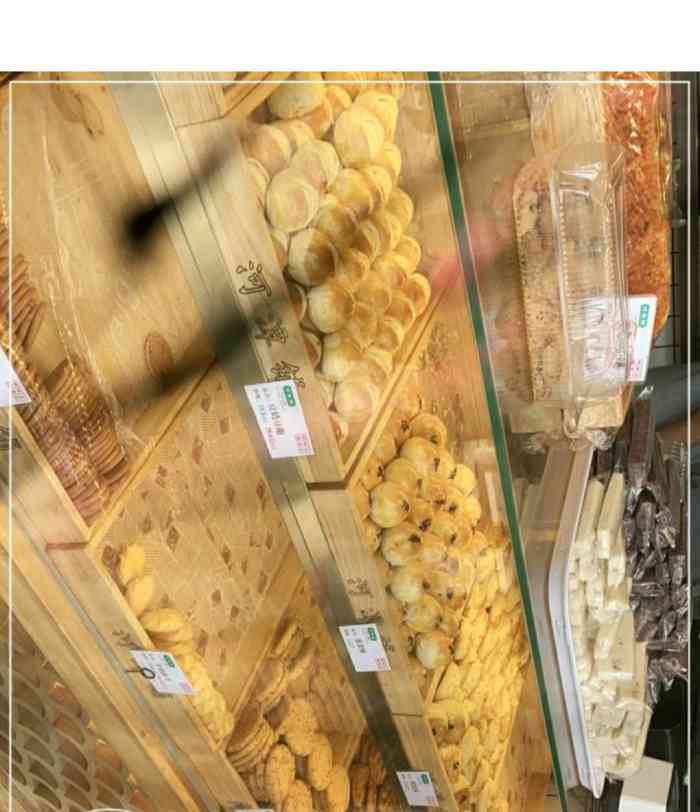 河潭铺pastry糕点"碰巧经过金碧路,看到有很多人在购买他们家.